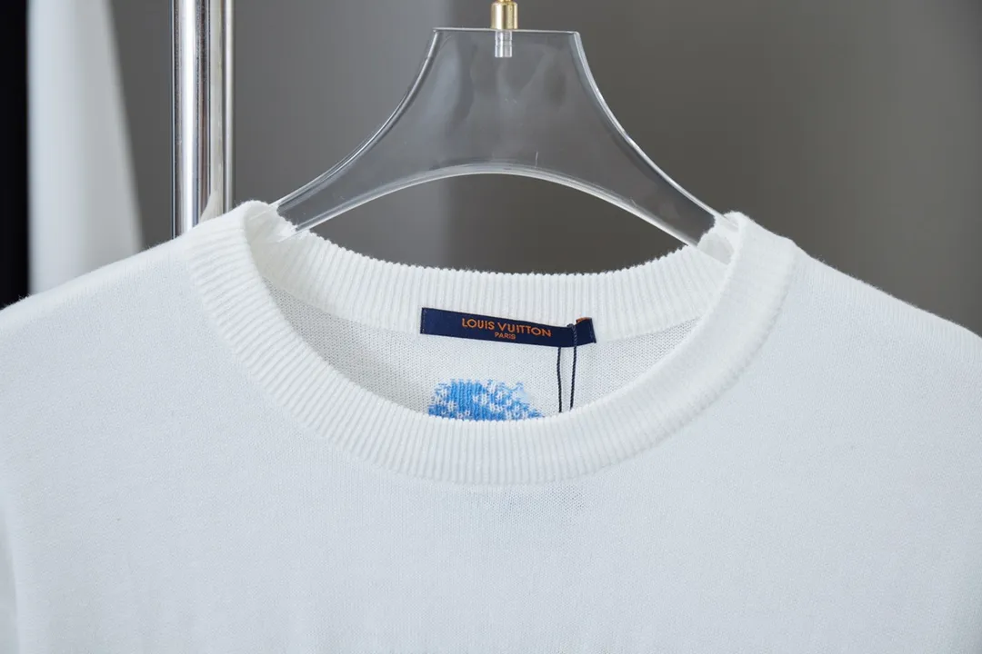🅿️210 2025 L's new spring and summer knitted crew neck shirt imported machine 16 knitted pieces, front and rear panels, the pattern is partially hung with jacquard jacquard technology using 14 needles. It cannot achieve the clarity of cowboys riding three geese and the thickness of the original fabric. Use 40S long-staple fully combed cotton, long-staple, higher toughness, good blocking, strong resistance to pilling, environmentally friendly washing process s-xl